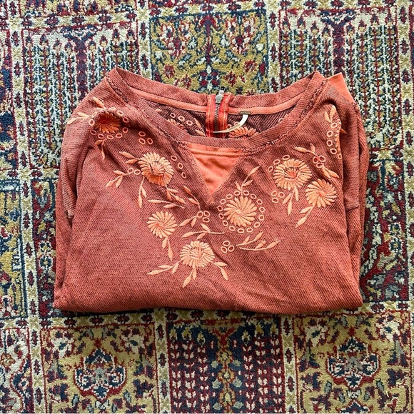 Free People Tops - 🌈 Lovely embroidered flower FP top